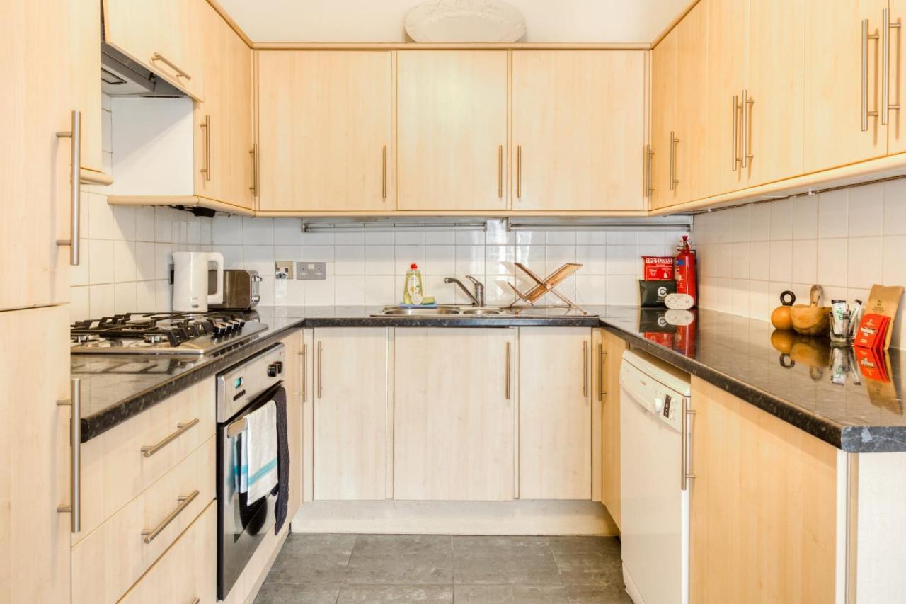 2bed W/ Covered Patio, 5 Mins To Paddington Stn Apartment