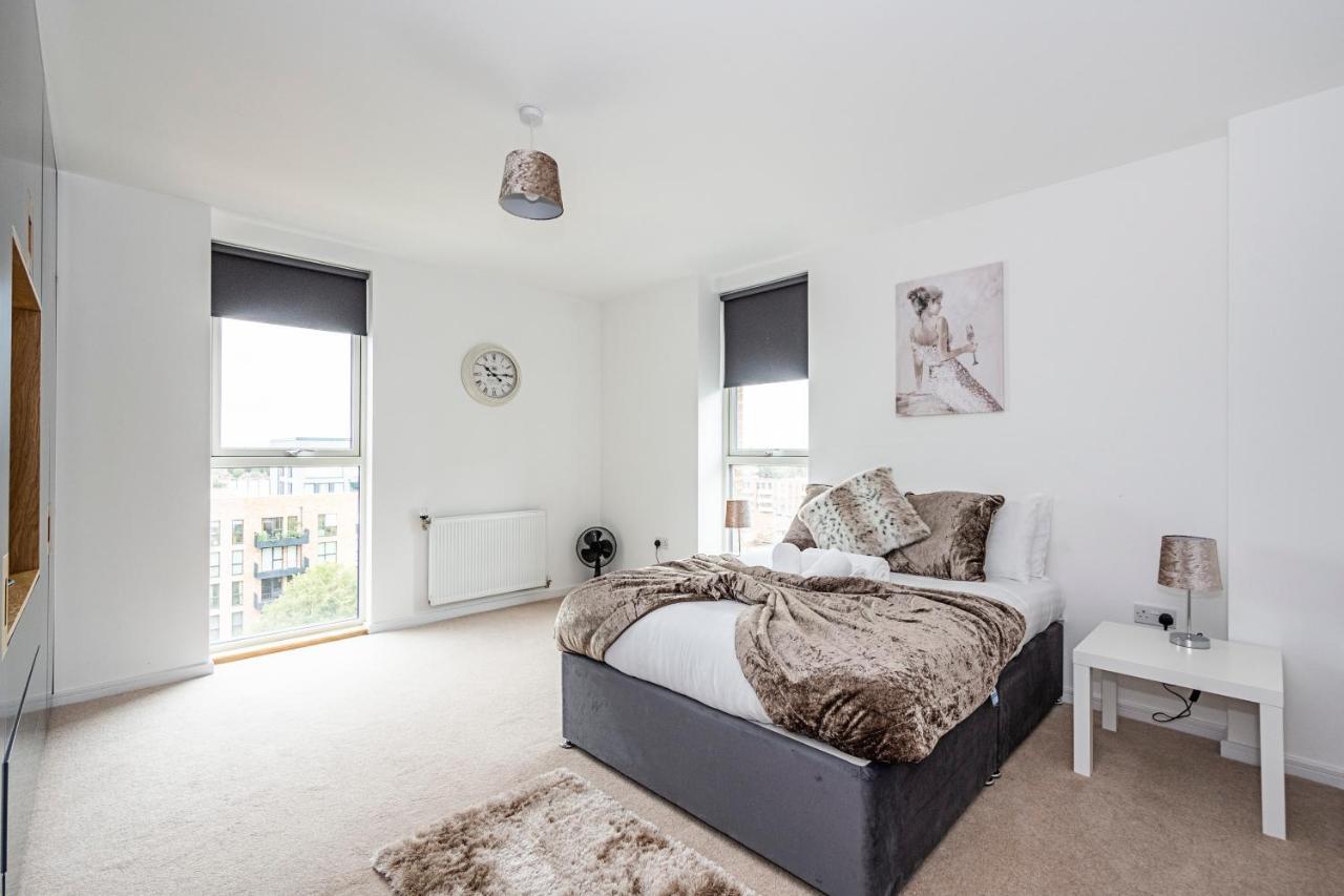 Chiswick Park 3 Bed 3 Bath West London - Parking Apartment