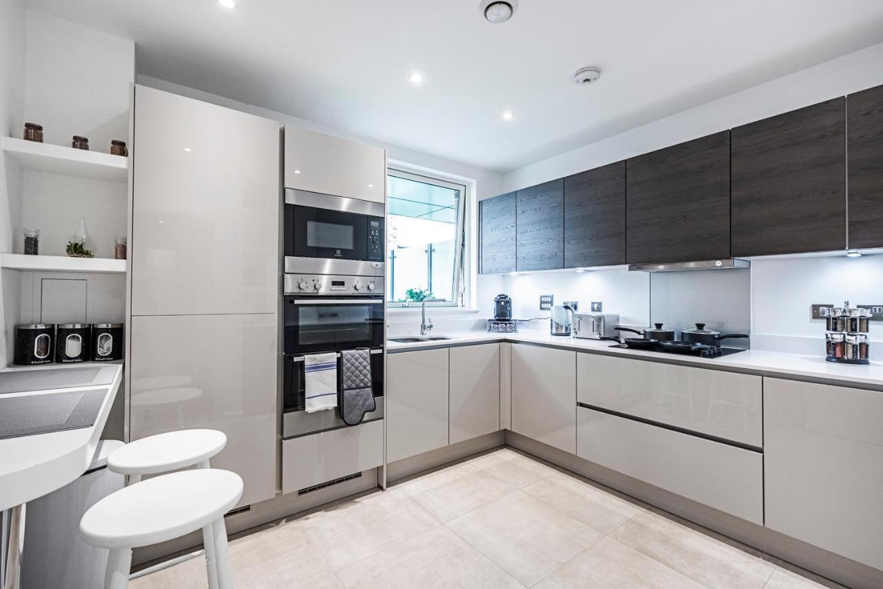 Apartment Chiswick Park 3 Bed 3 Bath West London - Parking