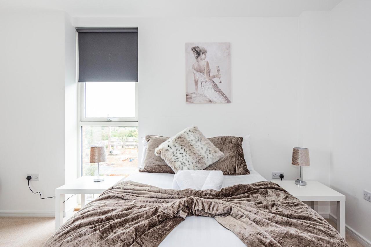 Chiswick Park 3 Bed 3 Bath West - Parking Londen