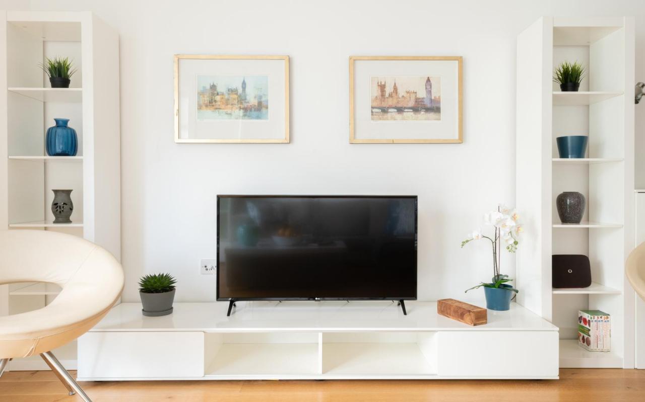 Fabulous 3 Bed 2 Bath Near Victoria Station Apartment *