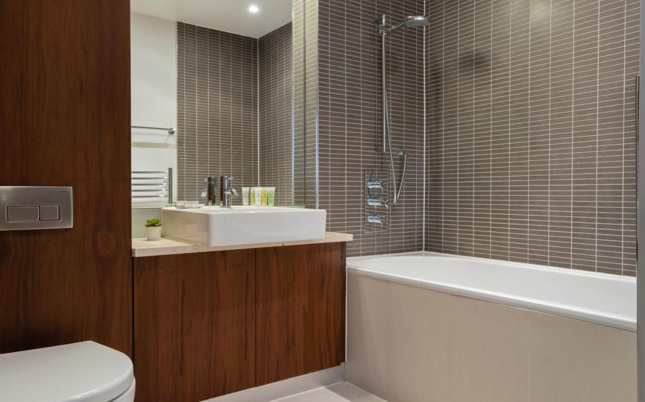 Fabulous 3 Bed 2 Bath Near Victoria Station Apartment *