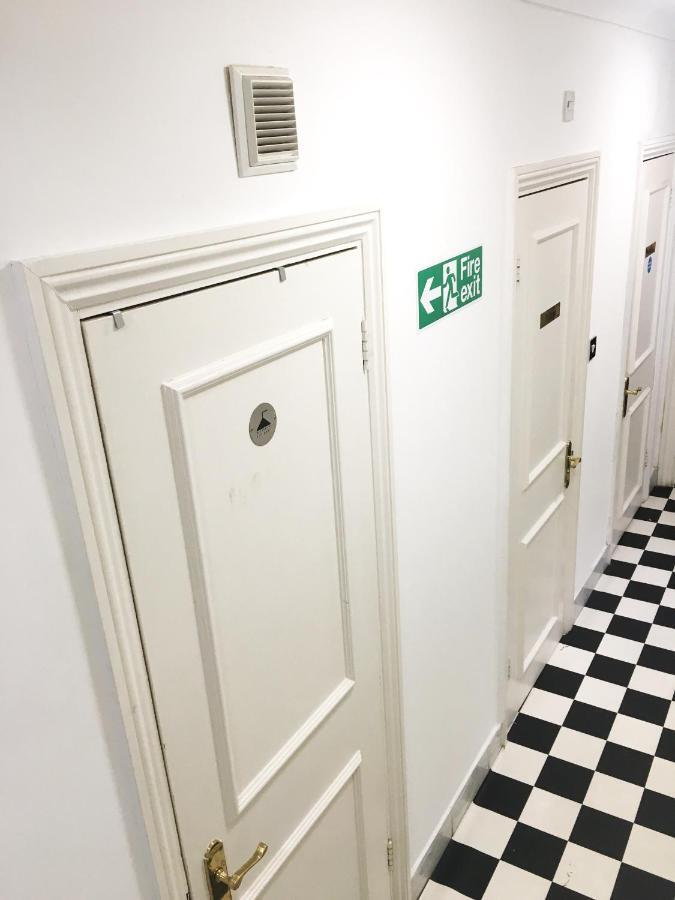 Hyde Park Gate Hostel *
