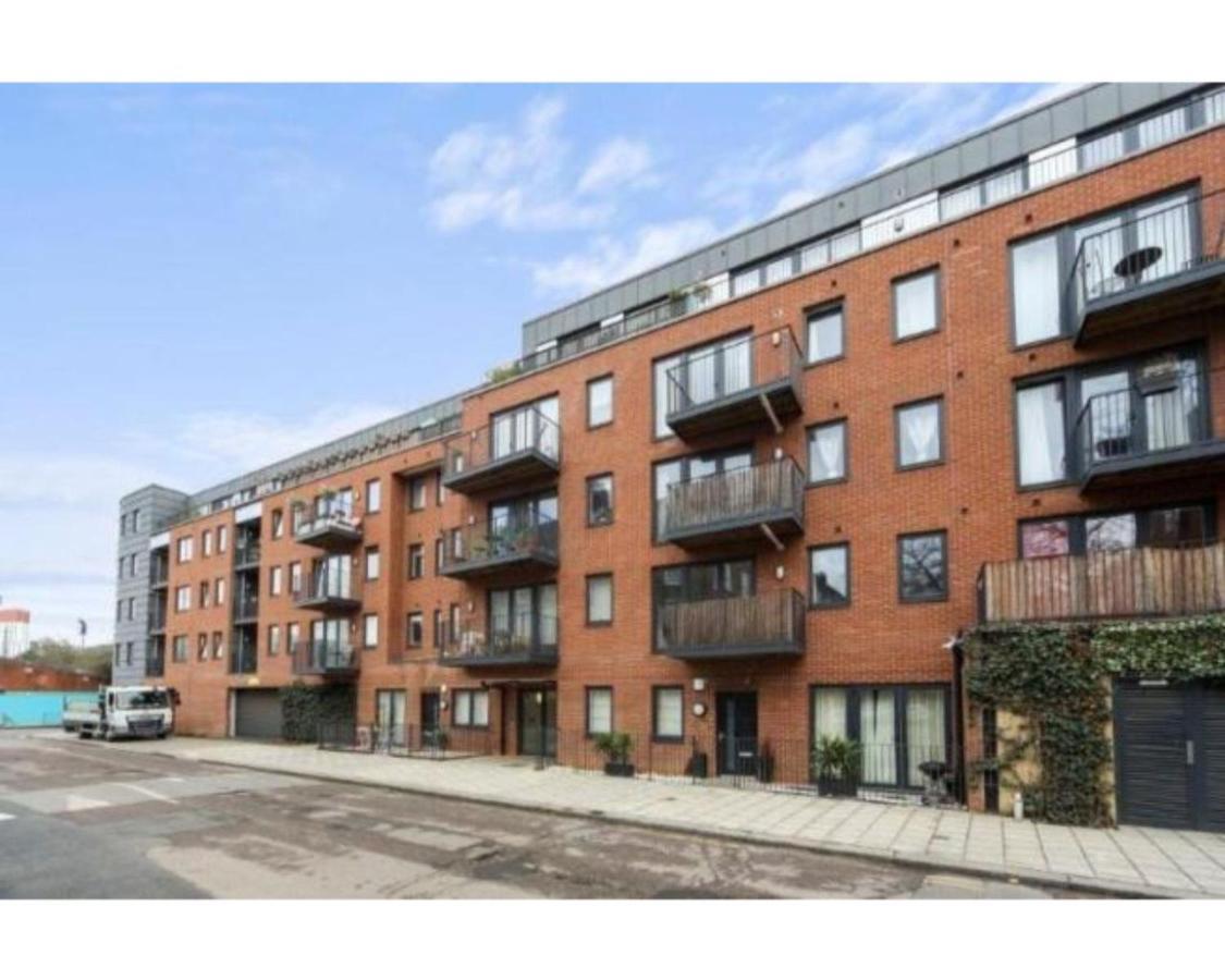 Nine Elms Reach * London