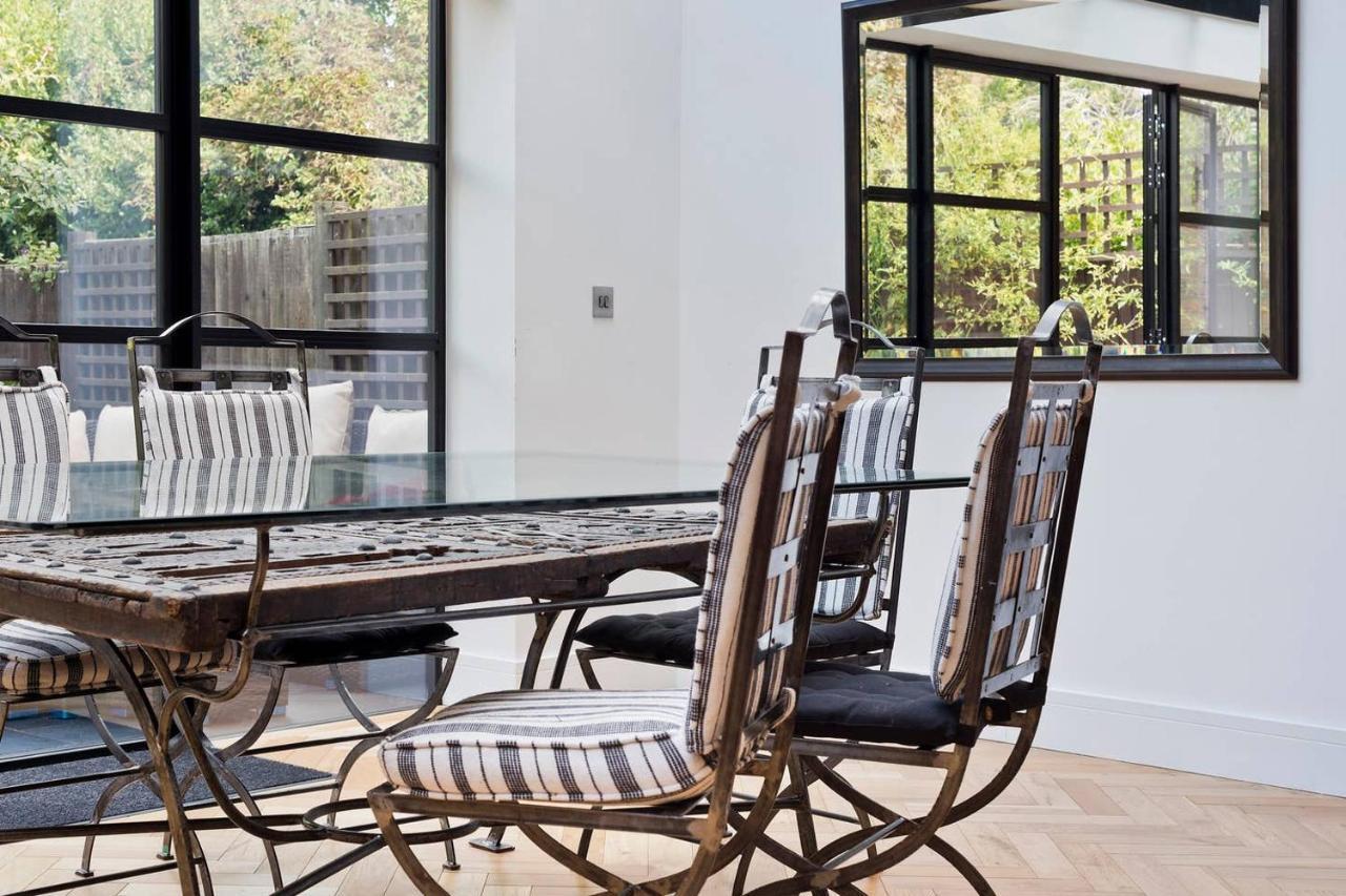 Bright & Spacious 5 Bed House In Charming Putney Holiday home