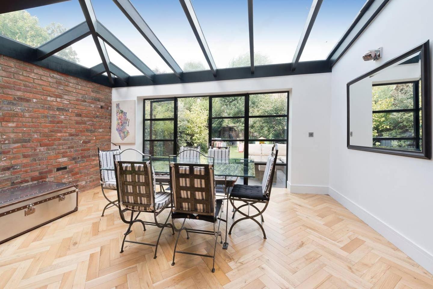 Bright & Spacious 5 Bed House In Charming Putney