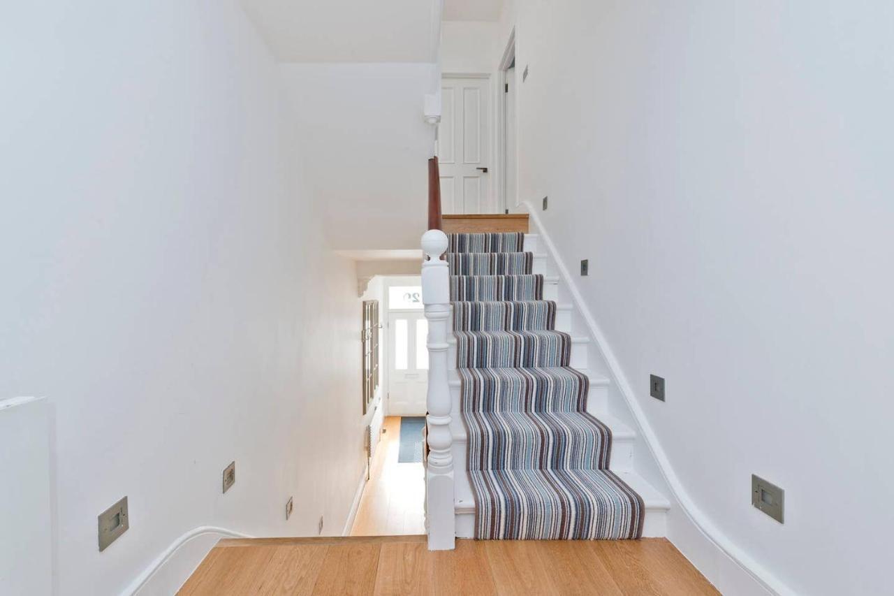 Bright & Spacious 5 Bed House In Charming Putney London