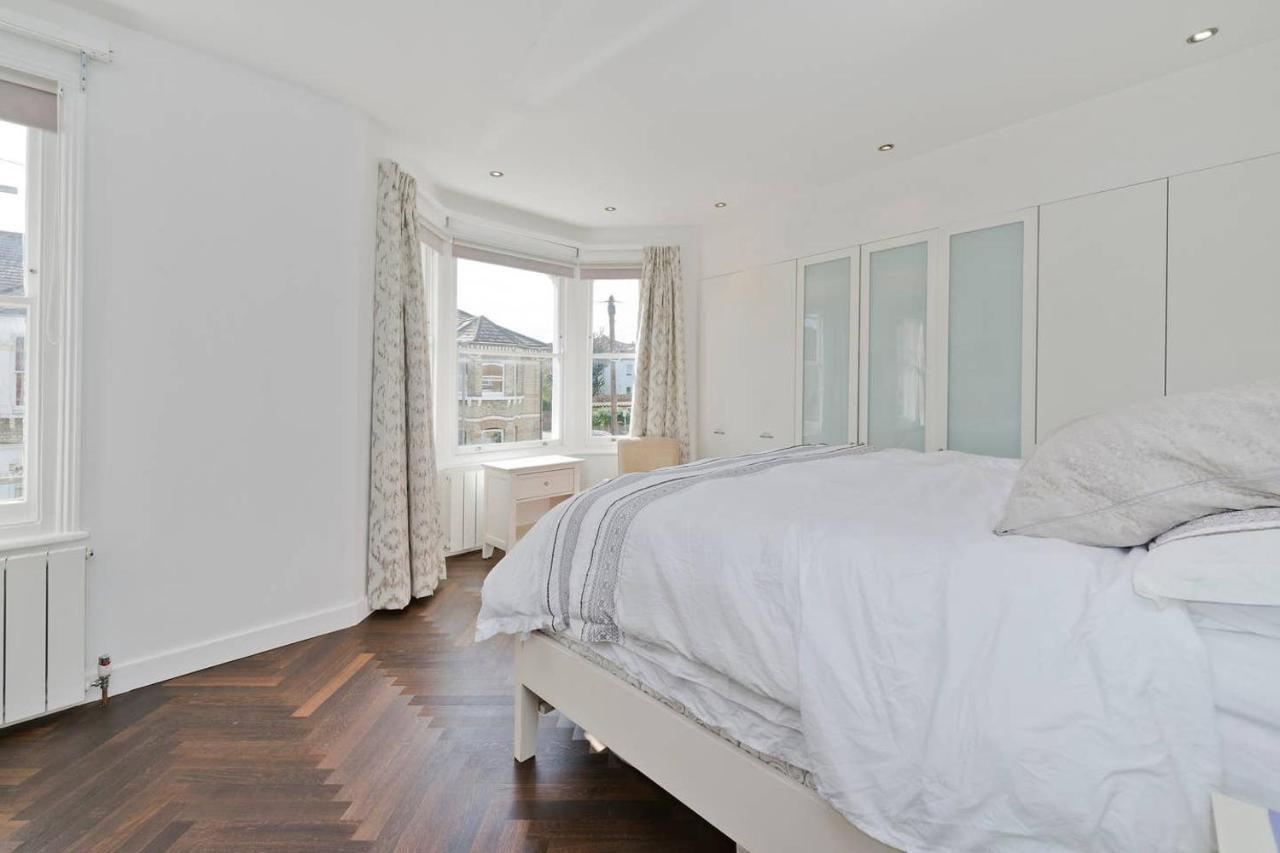 Bright & Spacious 5 Bed House In Charming Putney Holiday home London