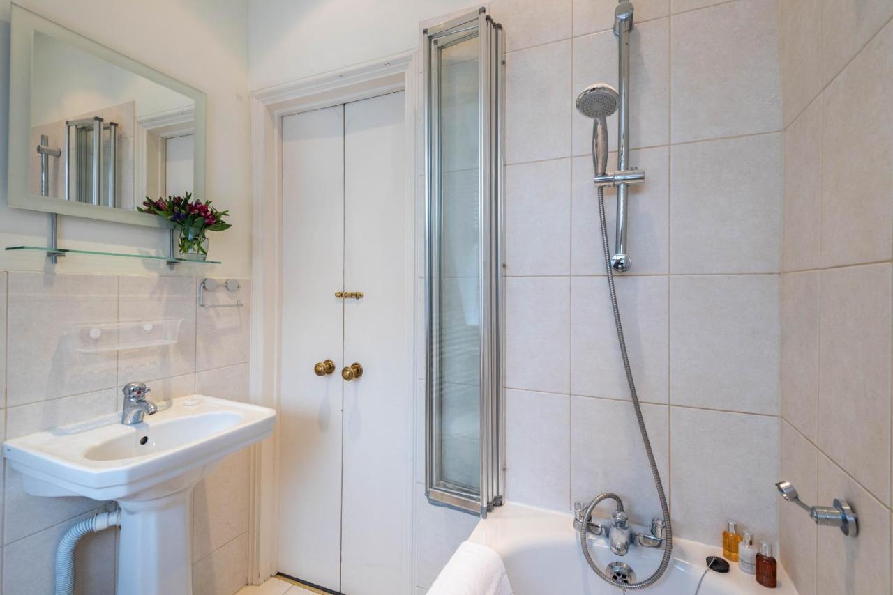 Traditional Family Near Earl's Court Holiday home London