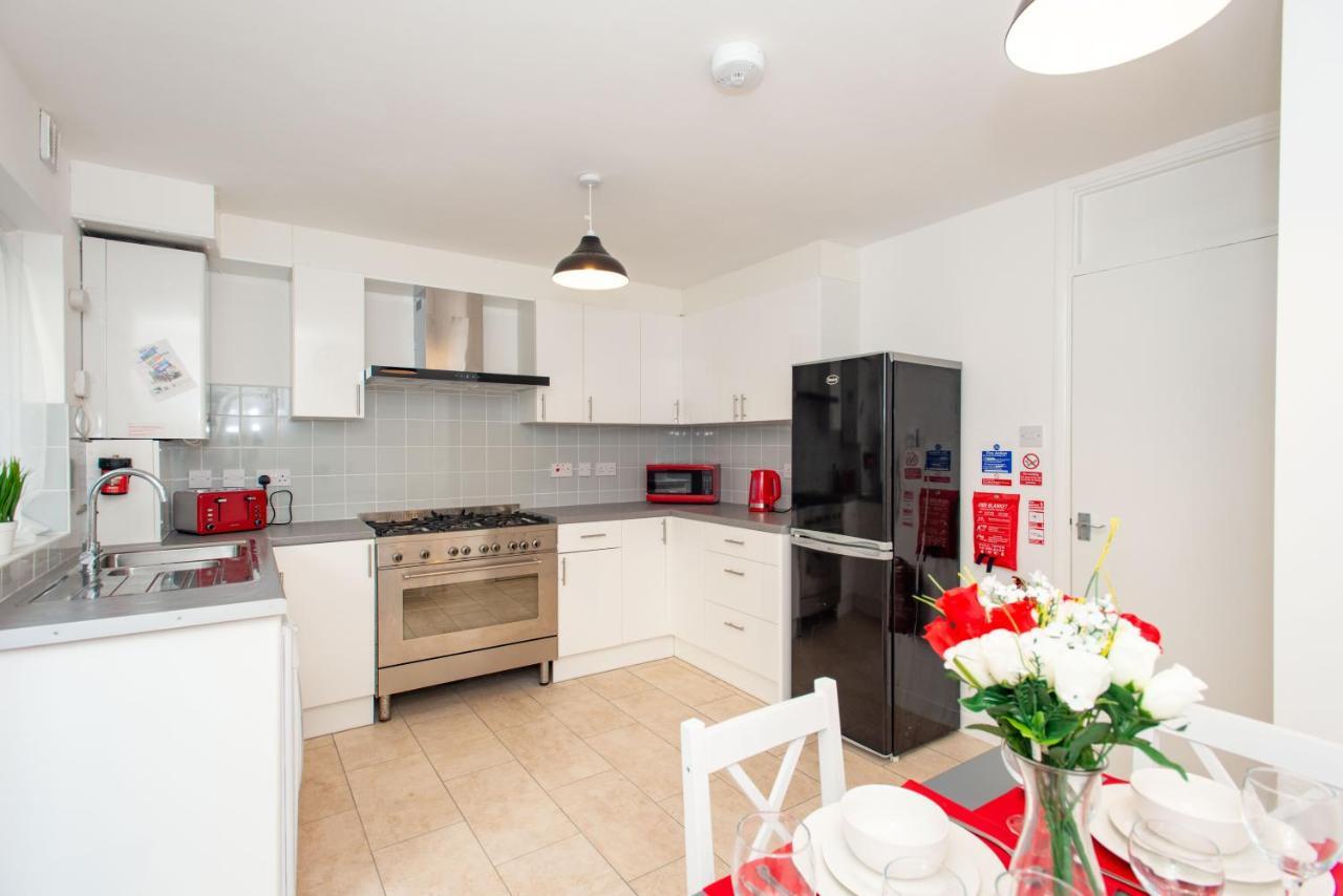 Stunning Four Bedroom House Close To Excel, O2 & With Free Parking