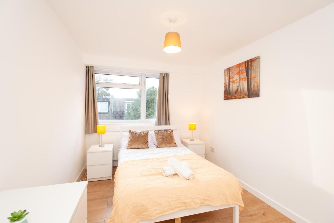 Stunning Four Bedroom House Close To Excel, O2 & With Free Parking Сasa de vacaciones