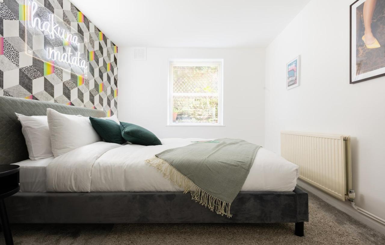 The Kensington Grove - Stylish 2bdr Flat With Private Patio Apartment London