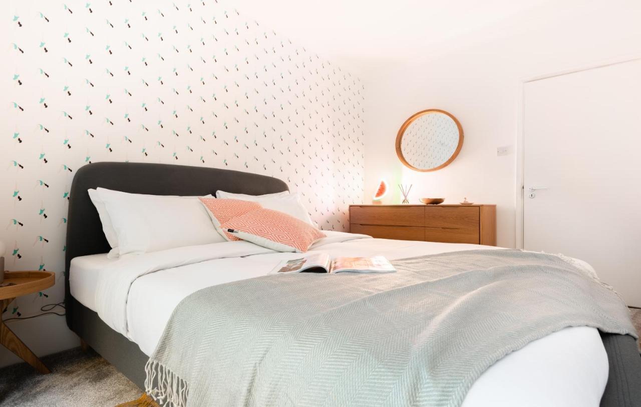The Kensington Grove - Stylish 2bdr Flat With Private Patio *