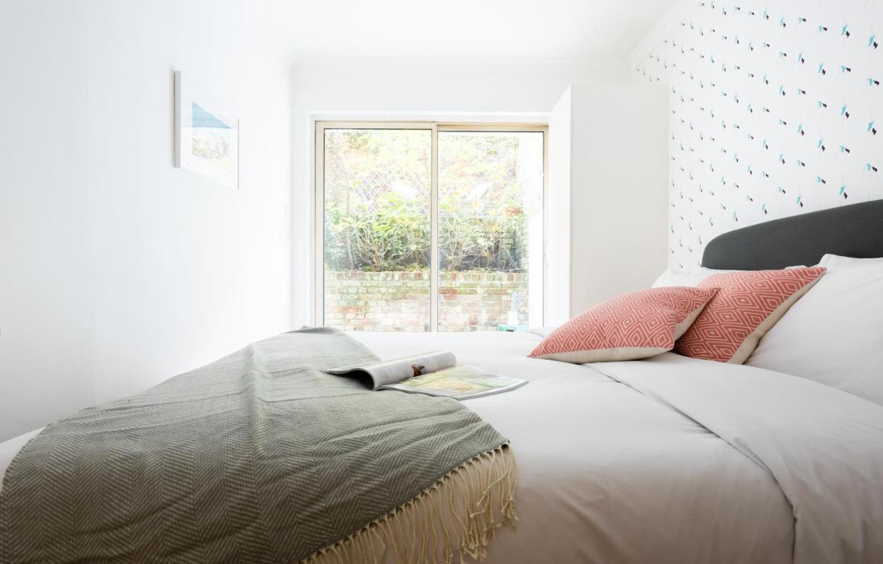 The Kensington Grove - Stylish 2bdr Flat With Private Patio Apartment