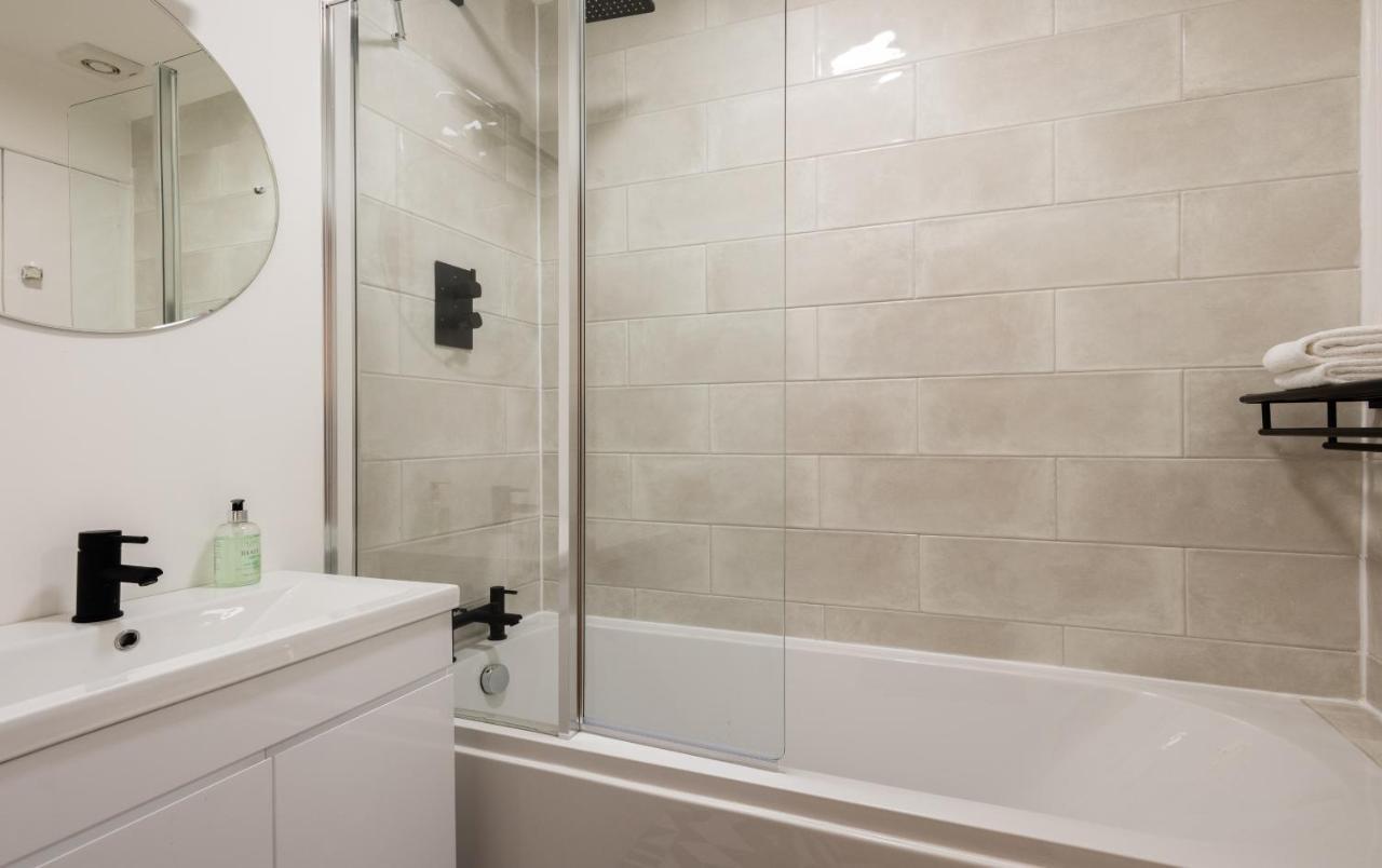 Apartment The Kensington Grove - Stylish 2bdr Flat With Private Patio London