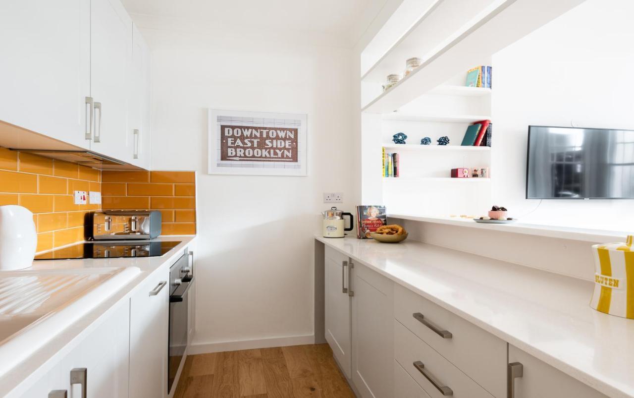 The Kensington Grove - Stylish 2bdr Flat With Private Patio Apartment