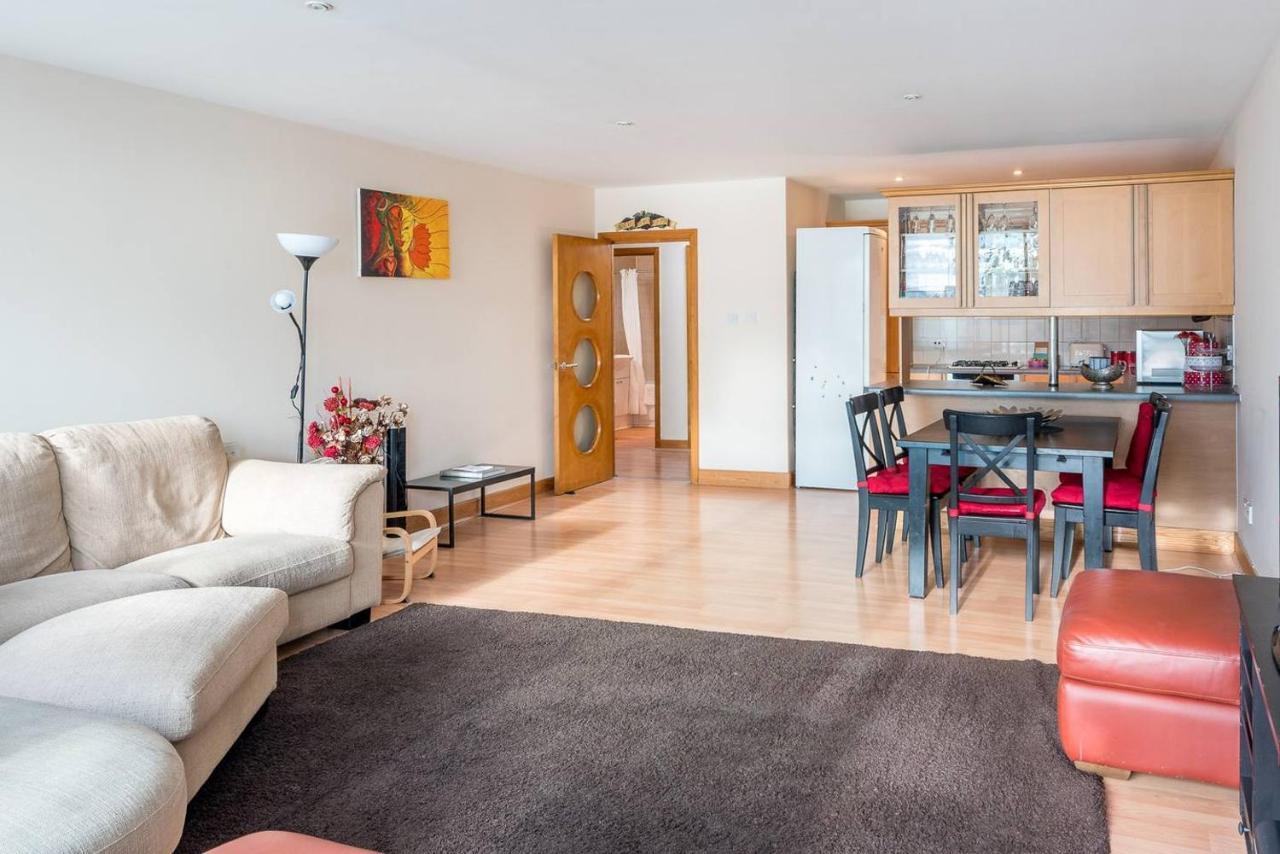 Bright 2 Bed 2 Bath Near Canary Wharf Apartment *