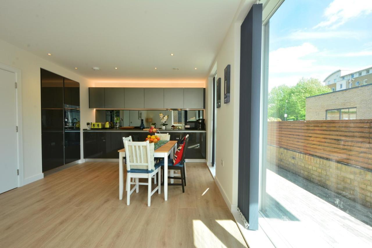 Grand Kew Gardens Apartment London