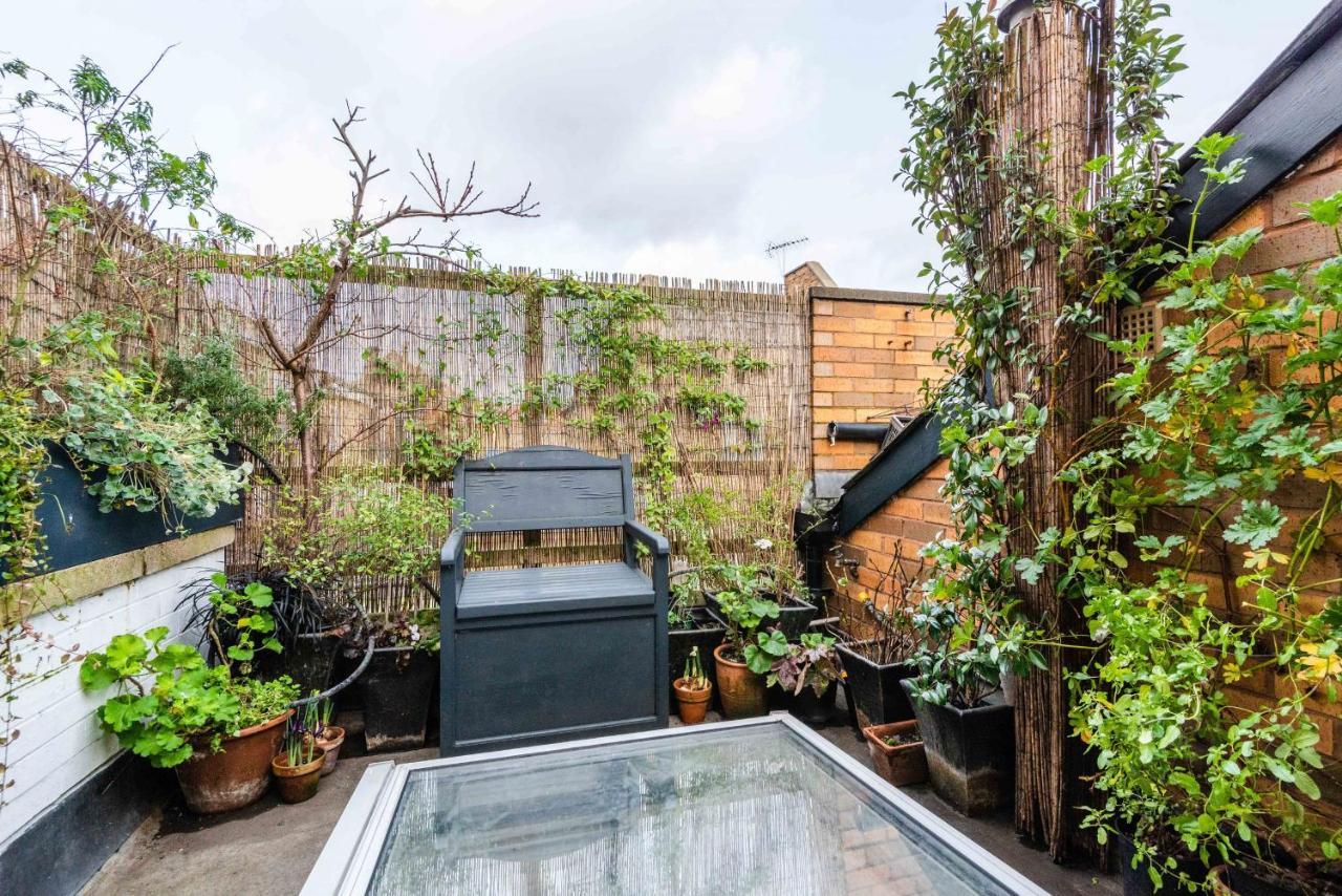 Charming Chiswick Near Ravenscourt Park By Underthedoormat Holiday home London