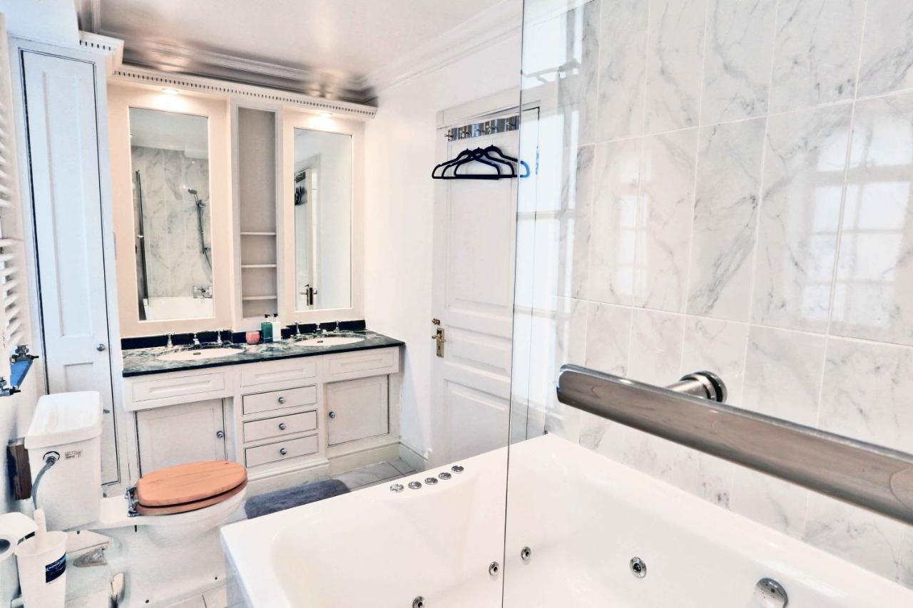 Piccadilly Circus Suites *