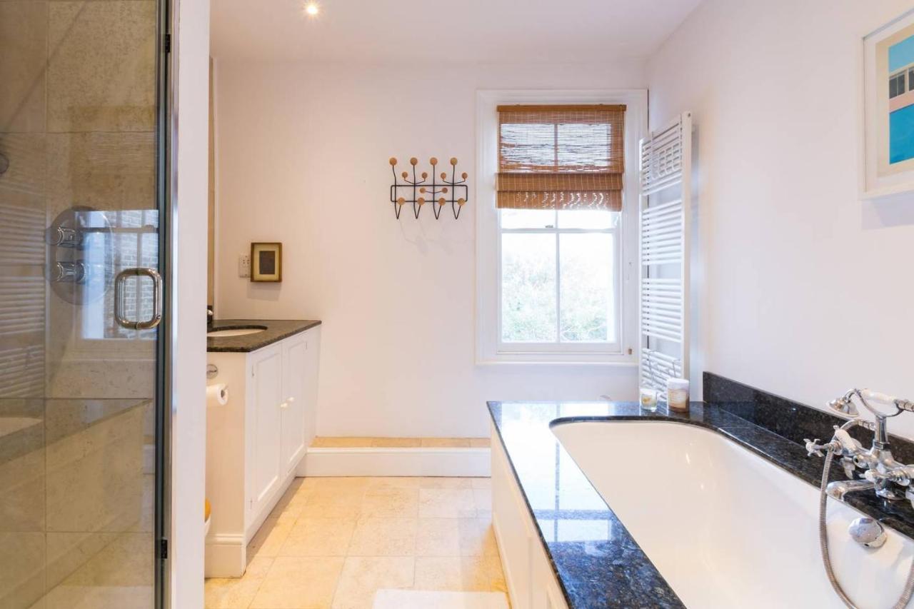 Fabulous 4-bed House In Fulham With Garden! Vakantiehuis Londen