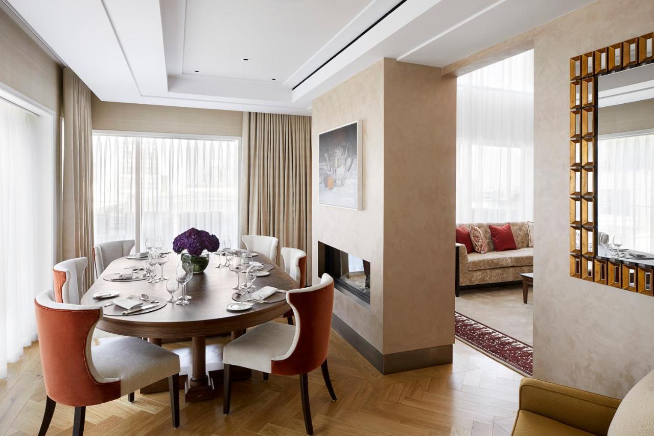 Four Seasons Residences At Ten Trinity Square Hotel