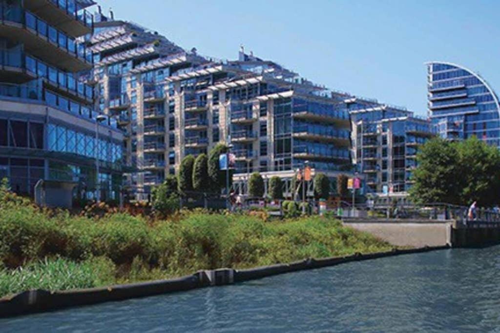 Battersea Reach Luxury Riverside Apartment *