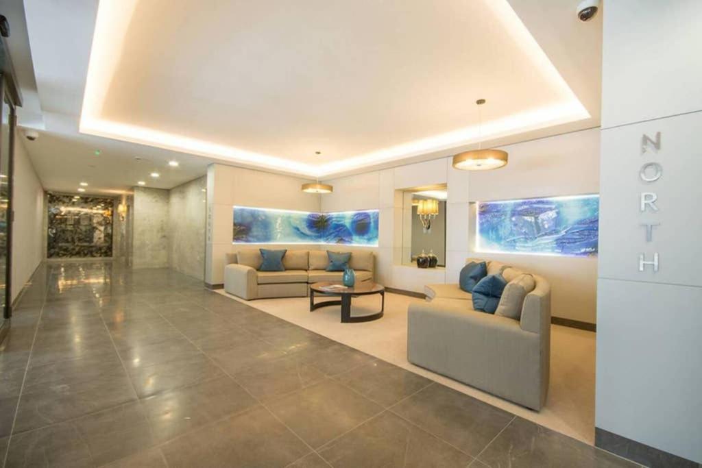 Battersea Reach Luxury Riverside Apartment *