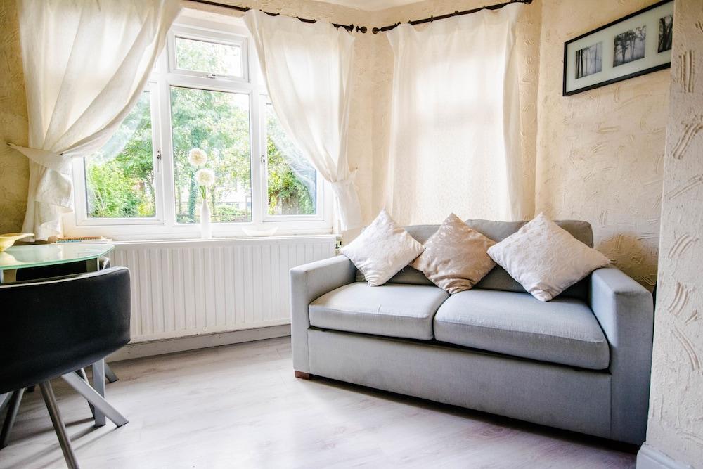 Lovely Garden Apartment In Wimbledon Town Centre With Private Parking By Wimbledon Holiday Lets