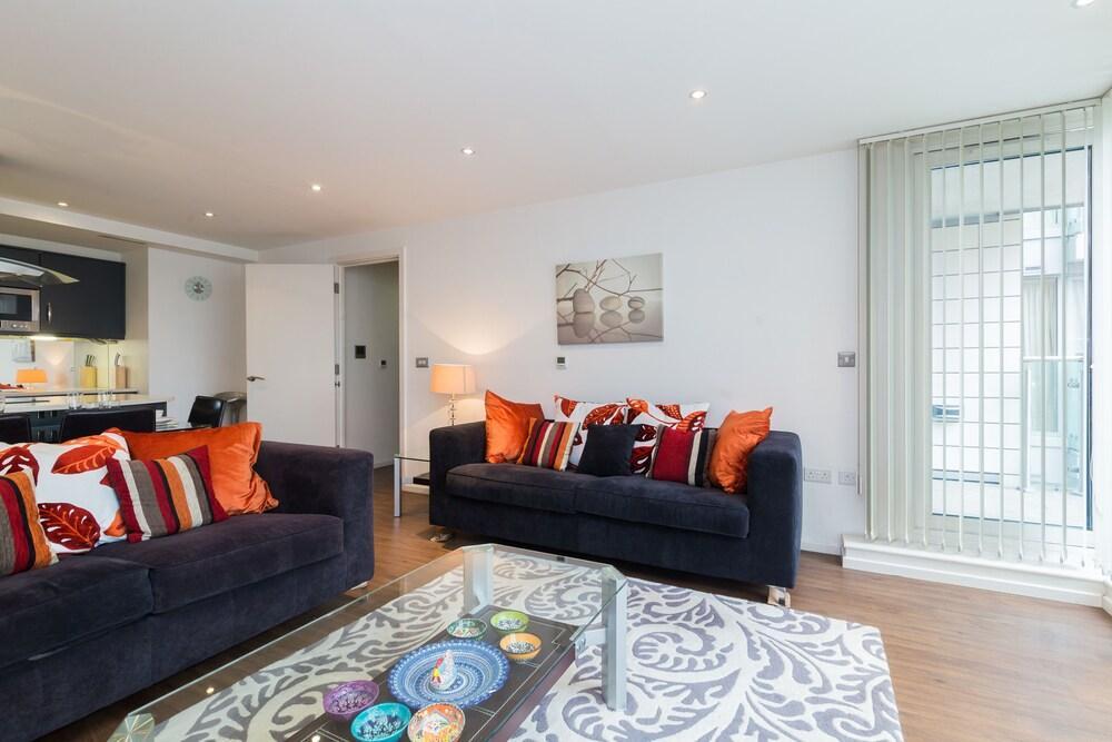 Austin David Apartments Excel * London