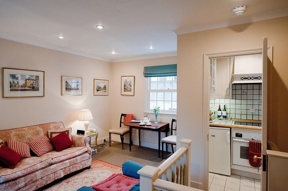 The Agent Pimlico King Bed London