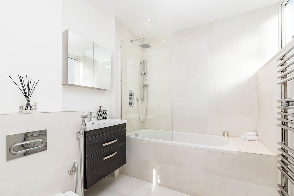 Hyde Park Gate Apartment *