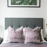 Contemporary Apartments, Wembley - Sk