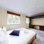 Super 2 bed House wPrivateParking&PrivateGarden