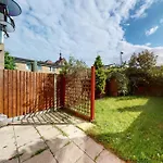 Super 2 bed House wPrivateParking&PrivateGarden