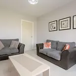 Modern 2 Bedroom Apartment in Morden