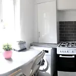 Entire 2 Bed-Room Flat Near Portobello Market