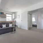 Bright & Airy 1 Bedroom Apartment In Central London