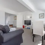 Bright & Airy 1 Bedroom Apartment In Central London