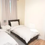 Cheerful 4 Bedroom House In Greater London