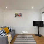 Skyvillion - Beautiful One Bedroom Apartment Near Heathrow Airport