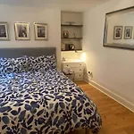 Spacious 2-Bed Flat With Garden, 3 Minutes Walk From Oval Tube Station