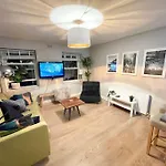*New* Beautiful 2 Bedroom House In Central Location