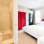 Sunny 2 Bedroom, 2 Bathroom Apartment In Central London