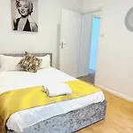 Spacious 3 Bed Flat Near Liverpool Street, Spitalfields