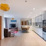 Stylish 2 Bed 2 Bath In Highgate & Free Parking