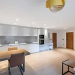 Stylish 2 Bed 2 Bath In Highgate & Free Parking
