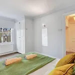 Chic One Bedroom Chelsea Apartment