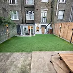 Modern Luxurious 3 Bed Flat With Private Garden & Bbq