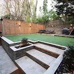 Modern Luxurious 3 Bed Flat With Private Garden & Bbq